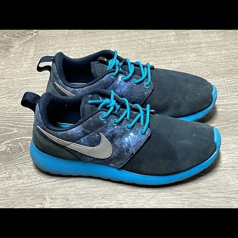 Nike roshe run women’s sneakers